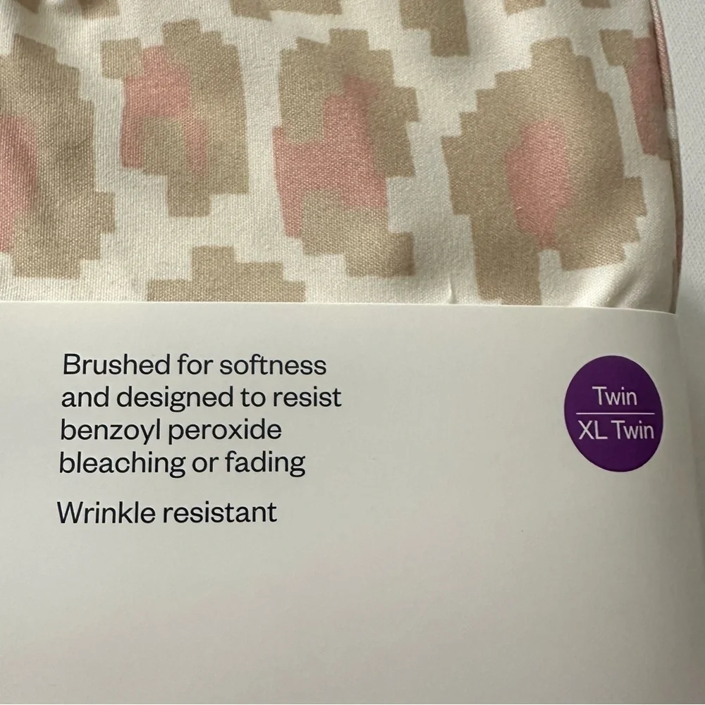 Room Essentials Microfiber Sheet Set in Cream and Pink Pattern Size Twin/Twin XL